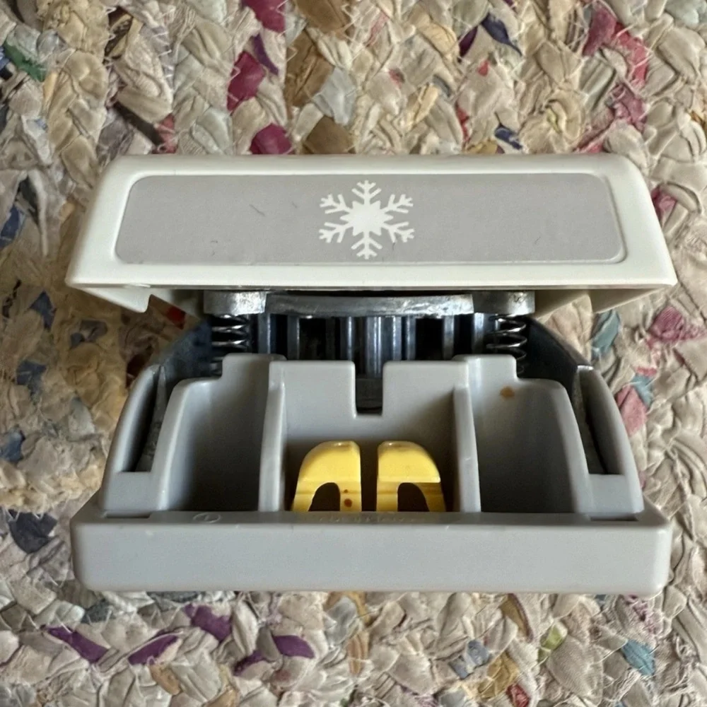 EK Tools SNOWFLAKE Paper Punch Puncher (2013) 2 1/2 Inch‎